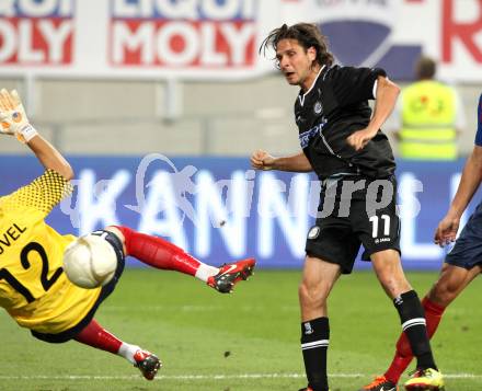 Fussball. UEFA Champions League. SK Sturm Graz gegen Videoton. Imre Szabics, (Graz), Tomas Tujvel (Videoton). Klagenfurt, am 13.7.2011.
Foto: Kuess

---
pressefotos, pressefotografie, kuess, qs, qspictures, sport, bild, bilder, bilddatenbank