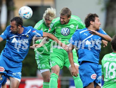 Fussball Testspiel. VSV gegen Vfl Wolfsburg.  Christian Prawda, Michael Kirisits, (VSV), Marco Russ, Simon Kjaer (Wolfsburg). Villach, 17.7.2011
Foto: Kuess

---
pressefotos, pressefotografie, kuess, qs, qspictures, sport, bild, bilder, bilddatenbank