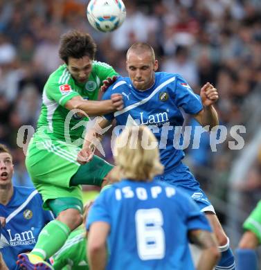 Fussball Testspiel. VSV gegen Vfl Wolfsburg.  Udo Gasser, (VSV), Serdjan Lakic (Wolfsburg). Villach, 17.7.2011
Foto: Kuess

---
pressefotos, pressefotografie, kuess, qs, qspictures, sport, bild, bilder, bilddatenbank