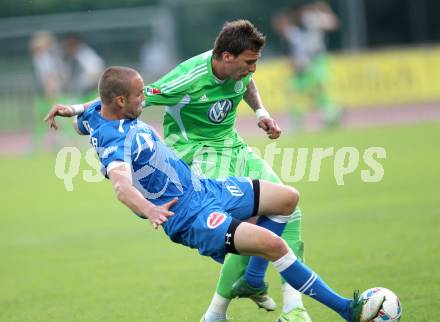 Fussball Testspiel. VSV gegen Vfl Wolfsburg.  Udo Gasser, (VSV), Mario Mandzukic (Wolfsburg). Villach, 17.7.2011
Foto: Kuess

---
pressefotos, pressefotografie, kuess, qs, qspictures, sport, bild, bilder, bilddatenbank