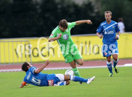 Fussball Testspiel. VSV gegen Vfl Wolfsburg.  Mario Ramusch, (VSV), Patrick Helmes (Wolfsburg). Villach, 17.7.2011
Foto: Kuess

---
pressefotos, pressefotografie, kuess, qs, qspictures, sport, bild, bilder, bilddatenbank