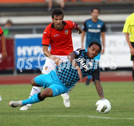 Fussball Testspiel. PSV Eindhoven gegen CF Valencia. Funso Ojo (Eindhoven), Albelda (Valencia). Wolfsberg, am 19.7.2011.
Foto: Kuess
---
pressefotos, pressefotografie, kuess, qs, qspictures, sport, bild, bilder, bilddatenbank