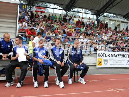 Fussball Testspiel. VSV gegen Vfl Wolfsburg.  Pierre Litbarski, Bernd Hollerbach, Trainer Felix Magath. Villach, 17.7.2011
Foto: Kuess

---
pressefotos, pressefotografie, kuess, qs, qspictures, sport, bild, bilder, bilddatenbank