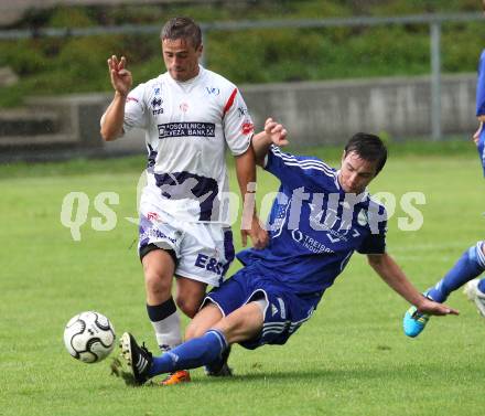 Fussball OEFB Cup. SAK gegen Treibach. Grega Triplat (SAK), Marco Pegrin (Treibach), Annabichl, am 23.7.2011.
Foto: Kuess
---
pressefotos, pressefotografie, kuess, qs, qspictures, sport, bild, bilder, bilddatenbank