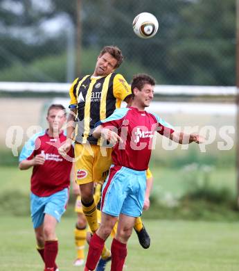 Fussball KFV Cup. Koestenberg gegen VSV. Norbert Kavallirek (Koestenberg), Michael Kirisits (VSV). Koestenberg, am 23.7.2011.
Foto: Kuess
---
pressefotos, pressefotografie, kuess, qs, qspictures, sport, bild, bilder, bilddatenbank