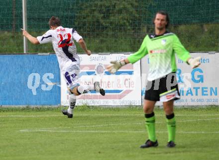 Fussball KFV Cup. SAK gegen Treibach. Torjubel Darijo Biscan (SAK), Mario Krassnitzer (Treibach), am 23.7.2011.
Foto: Kuess
---
pressefotos, pressefotografie, kuess, qs, qspictures, sport, bild, bilder, bilddatenbank