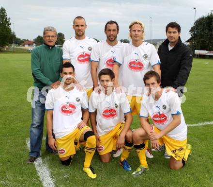 Fussball Regionalliga. Neuzugaenge VSV. Hinten von links: Trainer Guenther Kronsteiner, Udo Gasser, Christian Prawda, Johannes Isopp, Tormanntrainer Heinz Weber. Vorne von links: Denis Curic, Paul Jury, Lukas Kircher. Koestenberg, am 23.7.2011.
Foto: Kuess
---
pressefotos, pressefotografie, kuess, qs, qspictures, sport, bild, bilder, bilddatenbank