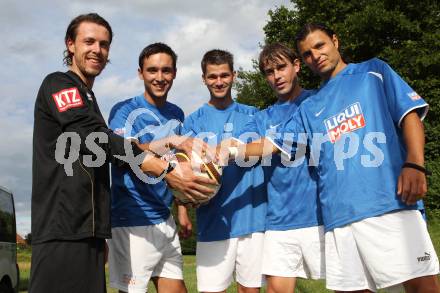 Fussball Unterliga Ost. Helmut Rom, Markus Pink, Daniel Globotschnig, Laszlo Rozgonji, Zsolt Vari (Koettmannsdorf). Koettmannsdorf, am 20.7.2011.
Foto: Kuess
---
pressefotos, pressefotografie, kuess, qs, qspictures, sport, bild, bilder, bilddatenbank