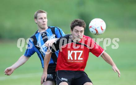 Fussball Kaerntner Liga. Maria Saal gegen Drautal. Christopher Isopp (Maria Saal), Thomas Reichhold (Drautal). Maria Saal, am 29.7.2011.
Foto: Kuess
---
pressefotos, pressefotografie, kuess, qs, qspictures, sport, bild, bilder, bilddatenbank