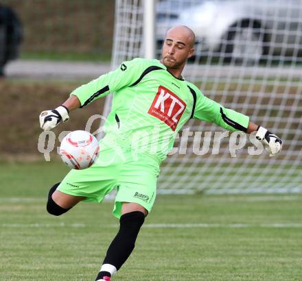 Fussball Kaerntner Liga. Maria Saal gegen Drautal. Harald Wogrin  (Maria Saal). Maria Saal, am 29.7.2011.
Foto: Kuess
---
pressefotos, pressefotografie, kuess, qs, qspictures, sport, bild, bilder, bilddatenbank