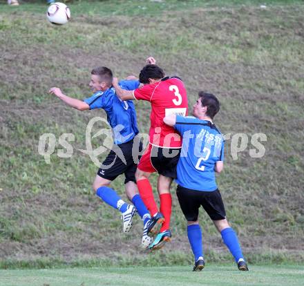 Fussball Kaerntner Liga. Maria Saal gegen Drautal. Araujo Da Silva Filho Adamir  (Maria Saal), Josef Hudelist, Bernhard Johannes Steiner (Drautal). Maria Saal, am 29.7.2011.
Foto: Kuess
---
pressefotos, pressefotografie, kuess, qs, qspictures, sport, bild, bilder, bilddatenbank