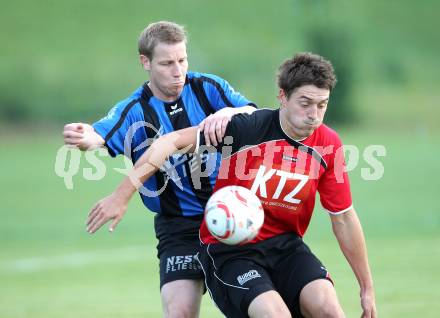 Fussball Kaerntner Liga. Maria Saal gegen Drautal. Christopher Isopp (Maria Saal), Thomas Reichhold (Drautal). Maria Saal, am 29.7.2011.
Foto: Kuess
---
pressefotos, pressefotografie, kuess, qs, qspictures, sport, bild, bilder, bilddatenbank