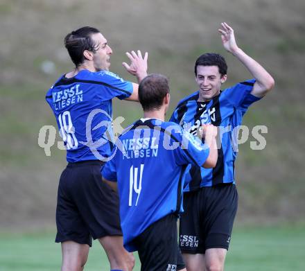 Fussball Kaerntner Liga. Maria Saal gegen Drautal. Torjubel Daniel Trupp, Rene Kofler (Drautal). Maria Saal, am 29.7.2011.
Foto: Kuess
---
pressefotos, pressefotografie, kuess, qs, qspictures, sport, bild, bilder, bilddatenbank