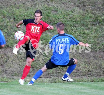 Fussball Kaerntner Liga. Maria Saal gegen Drautal. Martin Salentinig (Maria Saal), Josef Hudelist (Drautal). Maria Saal, am 29.7.2011.
Foto: Kuess
---
pressefotos, pressefotografie, kuess, qs, qspictures, sport, bild, bilder, bilddatenbank