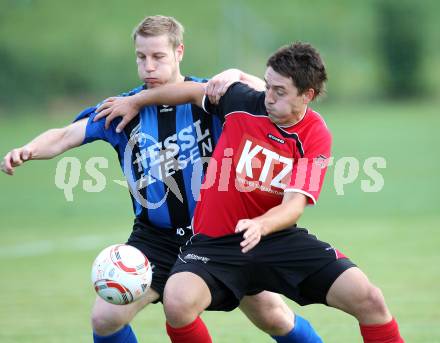 Fussball Kaerntner Liga. Maria Saal gegen Drautal. Christopher Isopp (Maria Saal), Thomas Reichhold (Drautal). Maria Saal, am 29.7.2011.
Foto: Kuess
---
pressefotos, pressefotografie, kuess, qs, qspictures, sport, bild, bilder, bilddatenbank