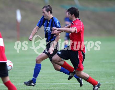 Fussball Kaerntner Liga. Maria Saal gegen Drautal. Christoph Noessler  (Maria Saal), Daniel Trupp (Drautal). Maria Saal, am 29.7.2011.
Foto: Kuess
---
pressefotos, pressefotografie, kuess, qs, qspictures, sport, bild, bilder, bilddatenbank