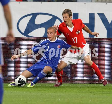 Fussball Laenderspiel Oesterreich gegen Slowakei. Florian Klein, (Oesterreich), Vladimir Weiss  (Slowakei). Klagenfurt, 10.8.2011.
Foto: Kuess

---
pressefotos, pressefotografie, kuess, qs, qspictures, sport, bild, bilder, bilddatenbank