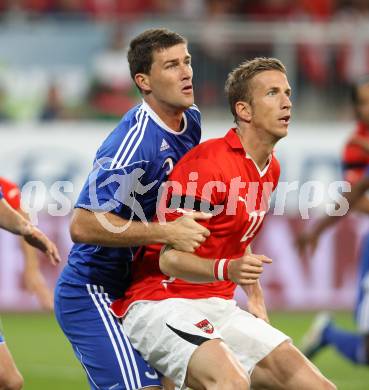 Fussball Laenderspiel Oesterreich gegen Slowakei. Marc Janko,  (Oesterreich), Lubomir Michalik (Slowakei). Klagenfurt, 10.8.2011.
Foto: Kuess

---
pressefotos, pressefotografie, kuess, qs, qspictures, sport, bild, bilder, bilddatenbank