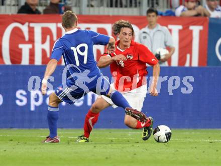 Fussball Laenderspiel Oesterreich gegen Slowakei. Julian Baumgartlinger,(Oesterreich),  Juraj Kucka (Slowakei). Klagenfurt, 10.8.2011.
Foto: Kuess

---
pressefotos, pressefotografie, kuess, qs, qspictures, sport, bild, bilder, bilddatenbank