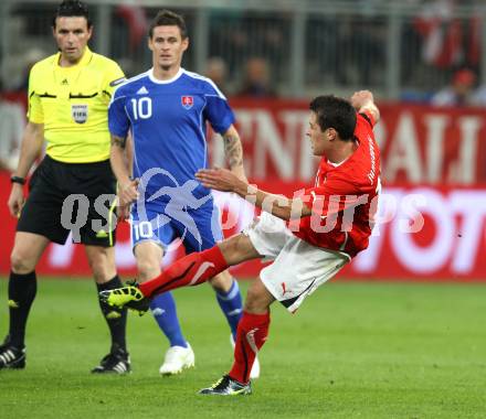 Fussball Laenderspiel Oesterreich gegen Slowakei. Zlatko Junuzovic,  (Oesterreich), Robert Jez (Slowakei). Klagenfurt, 10.8.2011.
Foto: Kuess

---
pressefotos, pressefotografie, kuess, qs, qspictures, sport, bild, bilder, bilddatenbank