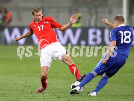 Fussball Laenderspiel Oesterreich gegen Slowakei. Florian Klein, (Oesterreich), Erik Jendrisek  (Slowakei). Klagenfurt, 10.8.2011.
Foto: Kuess

---
pressefotos, pressefotografie, kuess, qs, qspictures, sport, bild, bilder, bilddatenbank