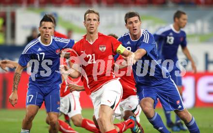 Fussball Laenderspiel Oesterreich gegen Slowakei. Marc Janko, (Oesterreich),  Marek Hamsik,  Lubomir Michalek (Slowakei). Klagenfurt, 10.8.2011.
Foto: Kuess

---
pressefotos, pressefotografie, kuess, qs, qspictures, sport, bild, bilder, bilddatenbank