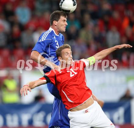 Fussball Laenderspiel Oesterreich gegen Slowakei. Marc Janko, (Oesterreich), Lubomir Michalik  (Slowakei). Klagenfurt, 10.8.2011.
Foto: Kuess

---
pressefotos, pressefotografie, kuess, qs, qspictures, sport, bild, bilder, bilddatenbank