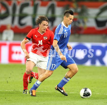 Fussball Laenderspiel Oesterreich gegen Slowakei. Julian Baumgartlinger, (Oesterreich), Marek Hamsik  (Slowakei). Klagenfurt, 10.8.2011.
Foto: Kuess

---
pressefotos, pressefotografie, kuess, qs, qspictures, sport, bild, bilder, bilddatenbank