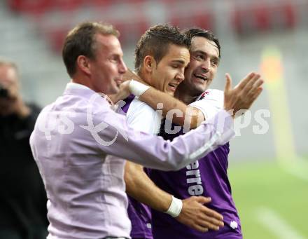 Fussball Regionalliga. SK Austria Klagenfurt gegen Vorwaerts Steyr. Torjubel Toni Krijan, Almedin Hota, Trainer Dietmar Thuller (Klagenfurt). Klagenfurt, am 12.8.2011.
Foto: Kuess
---
pressefotos, pressefotografie, kuess, qs, qspictures, sport, bild, bilder, bilddatenbank