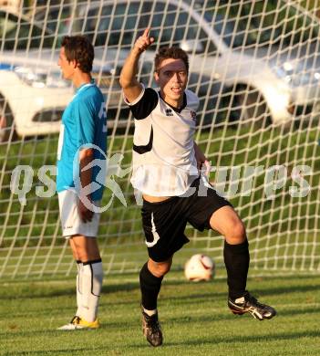 Fussball Kaerntner Liga. Maria Saal gegen RZ Pellets WAC/St. Andrae. Torjubel Christopher Isopp (Maria Saal). Maria Saal, am 13.8.2011.
Foto: Kuess
---
pressefotos, pressefotografie, kuess, qs, qspictures, sport, bild, bilder, bilddatenbank
