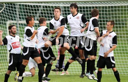 Fussball Kaerntner Liga. Maria Saal gegen RZ Pellets WAC/St. Andrae. Freistoss, Mauer (Maria Saal). Maria Saal, am 13.8.2011.
Foto: Kuess
---
pressefotos, pressefotografie, kuess, qs, qspictures, sport, bild, bilder, bilddatenbank