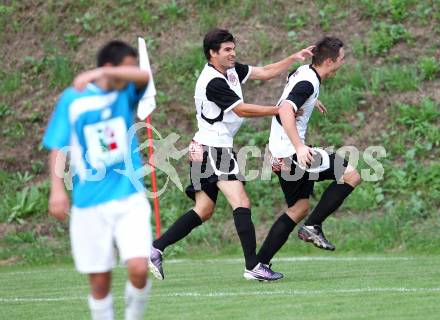 Fussball Kaerntner Liga. Maria Saal gegen RZ Pellets WAC/St. Andrae. Torjubel Araujo Da Silva Filho Aldamir, Christopher Isopp (Maria Saal). Maria Saal, am 13.8.2011.
Foto: Kuess
---
pressefotos, pressefotografie, kuess, qs, qspictures, sport, bild, bilder, bilddatenbank