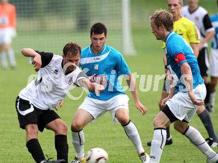 Fussball Kaerntner Liga. Maria Saal gegen RZ Pellets WAC/St. Andrae. Bernhard Walzl (Maria Saal), Roland Putsche, Christian Samitsch (WAC/St. Andrae). Maria Saal, am 13.8.2011.
Foto: Kuess
---
pressefotos, pressefotografie, kuess, qs, qspictures, sport, bild, bilder, bilddatenbank