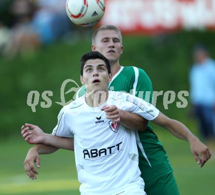 Fussball Kaerntner Liga. ATUS Ferlach gegen Voelkermarkt. Lukas Jaklitsch (Ferlach), Puschl Schliefnig Kevin (Voelkermarkt). Ferlach, am 14.8.2011.
Foto: Kuess
---
pressefotos, pressefotografie, kuess, qs, qspictures, sport, bild, bilder, bilddatenbank