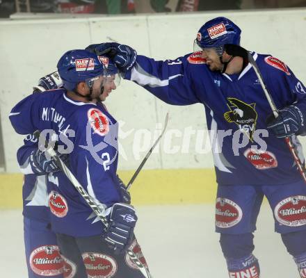 Eishockey Testspiel. Rudolf Hiti Cup. Olimpija Ljubljana gegen VSV. Torjubel  Marco Pewal, Kevin Mitchell, Benjamin Petrik (VSV). Bled, am 18.8.2011.
Foto: Kuess
---
pressefotos, pressefotografie, kuess, qs, qspictures, sport, bild, bilder, bilddatenbank