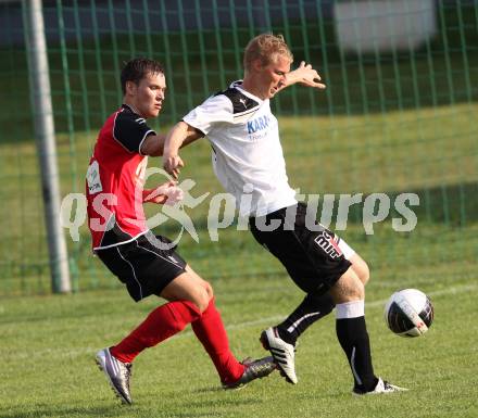 Fussball Kaerntner Liga. Bleiburg gegen Maria Saal. Rene Partl,  (Bleiburg), Marco Hartlieb (Maria Saal). Bleiburg, 20.8.2011.
Foto: Kuess
---
pressefotos, pressefotografie, kuess, qs, qspictures, sport, bild, bilder, bilddatenbank