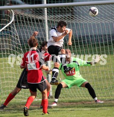 Fussball Kaerntner Liga. Bleiburg gegen Maria Saal. Mario Andreas Petschnig,  (Bleiburg), Harald Wogrin (Maria Saal). Bleiburg, 20.8.2011.
Foto: Kuess
---
pressefotos, pressefotografie, kuess, qs, qspictures, sport, bild, bilder, bilddatenbank