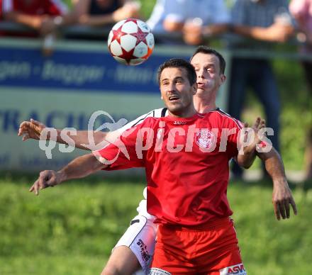 Fussball Unterliga Ost. Ludmannsdorf gegen KAC. Roman Weber (Ludmannsdorf). Hasan Muharemovic (KAC). Ludmannsdorf, am 21.8.2011.
Foto: Kuess
---
pressefotos, pressefotografie, kuess, qs, qspictures, sport, bild, bilder, bilddatenbank