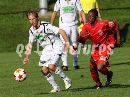 Fussball Unterliga Ost. Ludmannsdorf gegen KAC. Christian Glantschnig (Ludmannsdorf). Maxwell Siaw (KAC). Ludmannsdorf, am 21.8.2011.
Foto: Kuess
---
pressefotos, pressefotografie, kuess, qs, qspictures, sport, bild, bilder, bilddatenbank