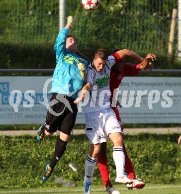 Fussball Unterliga Ost. Ludmannsdorf gegen KAC. Juergen Zedlacher, Stefan Modritsch (Ludmannsdorf). Brian Oiwoh (KAC). Ludmannsdorf, am 21.8.2011.
Foto: Kuess
---
pressefotos, pressefotografie, kuess, qs, qspictures, sport, bild, bilder, bilddatenbank