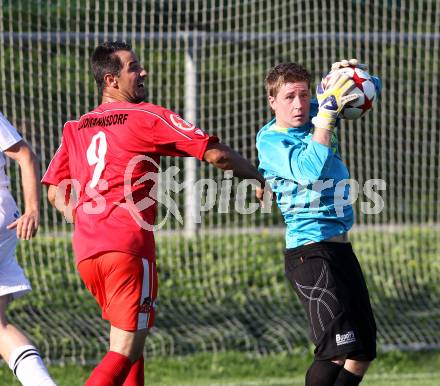 Fussball Unterliga Ost. Ludmannsdorf gegen KAC. Juergen Zedlacher (Ludmannsdorf). Hasan Muharemovic (KAC). Ludmannsdorf, am 21.8.2011.
Foto: Kuess
---
pressefotos, pressefotografie, kuess, qs, qspictures, sport, bild, bilder, bilddatenbank