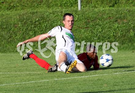 Fussball Unterliga Ost. Ludmannsdorf gegen KAC. Roman Weber  (Ludmannsdorf). Maxwell Siaw (KAC). Ludmannsdorf, am 21.8.2011.
Foto: Kuess
---
pressefotos, pressefotografie, kuess, qs, qspictures, sport, bild, bilder, bilddatenbank