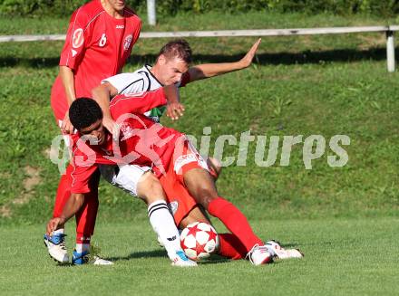 Fussball Unterliga Ost. Ludmannsdorf gegen KAC. Stefan Modritsch (Ludmannsdorf). Brian Oiwoh (KAC). Ludmannsdorf, am 21.8.2011.
Foto: Kuess
---
pressefotos, pressefotografie, kuess, qs, qspictures, sport, bild, bilder, bilddatenbank