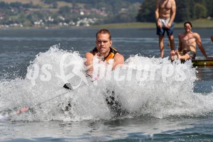 Eishockey. VSV. Wasserski. Kevin Mitchell. Ossiacher See, 22.8.2011.
Foto: Kuess
---
pressefotos, pressefotografie, kuess, qs, qspictures, sport, bild, bilder, bilddatenbank