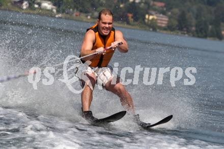 Eishockey. VSV. Wasserski. Kevin Mitchell. Ossiacher See, 22.8.2011.
Foto: Kuess
---
pressefotos, pressefotografie, kuess, qs, qspictures, sport, bild, bilder, bilddatenbank