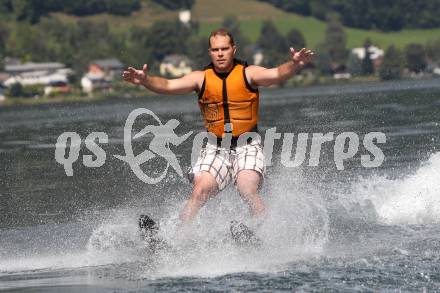 Eishockey. VSV. Wasserski. Kevin Mitchell. Ossiacher See, 22.8.2011.
Foto: Kuess
---
pressefotos, pressefotografie, kuess, qs, qspictures, sport, bild, bilder, bilddatenbank