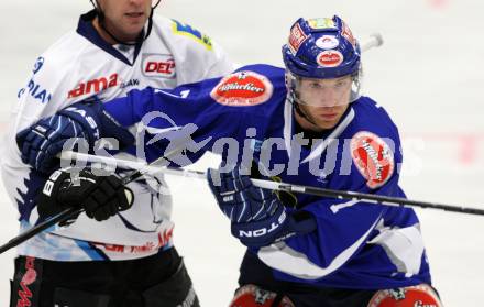 EBEL. Eishockey Bundesliga. EC Pasut VSV gegen  ERC Ingolstadt.  LOYNS Lynn (VSV), Derek Hahn (Ingolstadt). Villach, am 26.8.2011.
Foto: Kuess 


---
pressefotos, pressefotografie, kuess, qs, qspictures, sport, bild, bilder, bilddatenbank