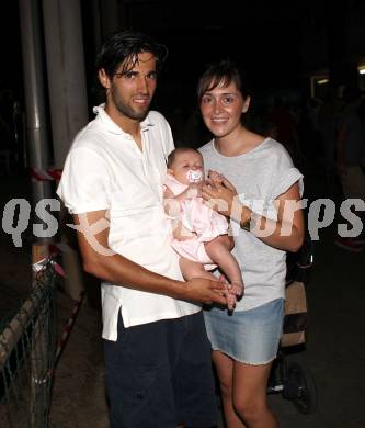 Fussball Bundesliga. Erste Liga. WAC/St. Andrae gegen SKN St. Poelten.  Ynclan Pajares Jacobo Maria mit Frau Andalucia und Tochter Cayetana (WAC/St.Andrae). Wolfsberg, 26.8.2011
Foto: Kuess

---
pressefotos, pressefotografie, kuess, qs, qspictures, sport, bild, bilder, bilddatenbank