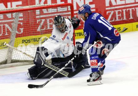 EBEL. Eishockey Bundesliga. EC Pasut VSV gegen  ERC Ingolstadt. DAMON Derek (VSV), Ian Gordon (Ingolstadt). Villach, am 26.8.2011.
Foto: Kuess 


---
pressefotos, pressefotografie, kuess, qs, qspictures, sport, bild, bilder, bilddatenbank