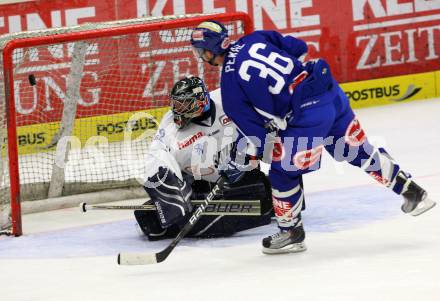 EBEL. Eishockey Bundesliga. EC Pasut VSV gegen  ERC Ingolstadt. PEWAL Marco (VSV), Ian Gordon (Ingolstadt). Villach, am 26.8.2011.
Foto: Kuess 


---
pressefotos, pressefotografie, kuess, qs, qspictures, sport, bild, bilder, bilddatenbank